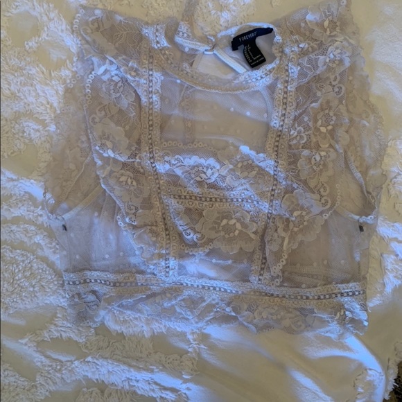 Delicate lace crop top - Picture 2 of 5